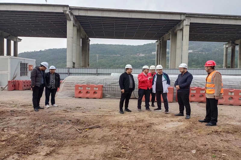 交投集團黨委副書記、總經(jīng)理牟春華檢查督導二專線北出口改建項目工作